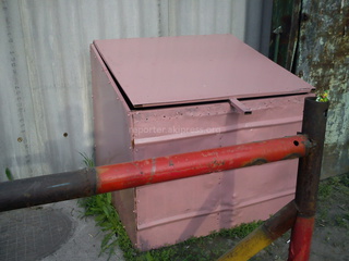 Компания «Эко полис» установила контейнер для мусора на стыке дома по ул. Абдрахманова, не подумав, какие антисанитарные условия ждут жителей этого дома, - читатель <b><i>(фото)</i></b>