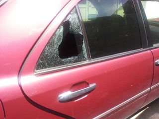 Будьте осторожны, в парке на Южных Воротах разбивают стекла от машин и воруют вещи,- читатель <b><i>(фото)</i></b>