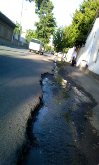 На улице Абдыкадырова арыки в плохом состоянии, если пойдут ливневые дожди могут пострадать близлежащие дома, - житель <b><i>(фото)</i></b>