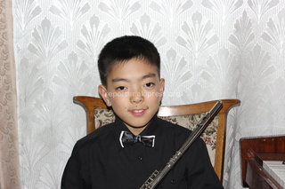 Читательница прислала фото: «Наш сын Нурлан у. Улугбек занял первое место в музыкальном конкурсе в музыкальной школе им.Шубина. Он играет на флейте (2 класс) Ему 13лет. Учится в гимназии №4. г.Бишкек в 7 классе.»