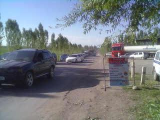 Жители Оша жалуются на действия милиционеров, перекрывших дорогу Узген-Ош в связи с приездом президента <b><i>(фото,видео)</i></b>