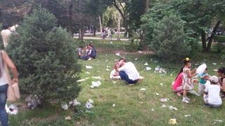 В парке Панфилова отдыхающие замусорили всю территорию, - читатель <b><i>(фото)</i></b>