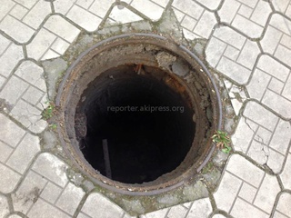 В Дубовом парке нет крышки канализационного люка, - читатель <b><i>(фото)</i></b>