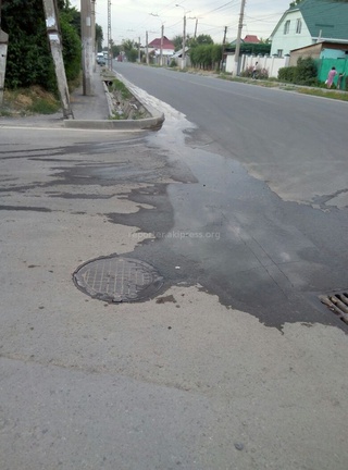 Уже несколько дней на пересечении Тойгонбаева-Тимура Фрунзе течет вода из канализационного люка, стоит неприятный запах — читатель <b><i>(фото)</i></b>