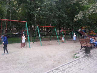 Детские площадки на бульваре Эркиндик приходят в плачевное состояние, почти все качели сломаны, - горожанин <b><i>(фото)</i></b>