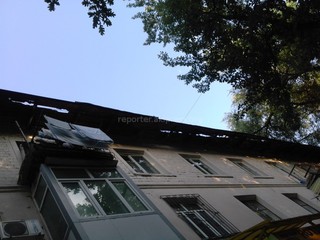 На пересечении улиц Чуй-Турусбекова крыша жилого дома опасно свисает и есть опасность обрушения на прохожих, - горожанин <b><i>(фото)</i></b>