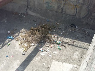 Под мостом на Карла Маркса - Сухэ-Батора завал мусора, - читатель <b><i>(фото)</i></b>