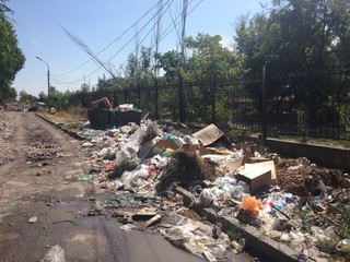 В 5 микрорайоне по ул.Шопена из-за мусора в жару вынуждены закрывать окна, - житель <b><i>(фото)</i></b>