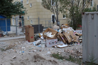 Житель жалуется на строительный мусор возле здания телеканал НТС <b><i>(фото)</i></b>