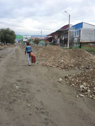 При ремонте центральных дорог в Кызыл-Кие машинам негде проехать, - читатель <b><i>(фото)</i></b>