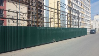 Почему «Cambridge Silk Road school» в Джале поставила забор на проезжую часть и тротуар? - читатель <b>(фото)</b>