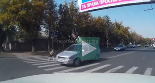 На пешеходном переходе на пересечении улиц Карла Маркса - Койбагарова водитель, не пропустив, чуть не сбил школьницу, - читатель <b><i>(видео)</i></b>