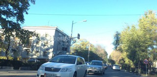 Линзы со светофора на пересечении улиц Мира-Фрунзе уже отремонтированы, - мэрия Бишкека