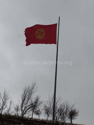 Читатель сообщает, что на горе Боз-Болток порвался государственный флаг <b><i>(фото)</i></b>