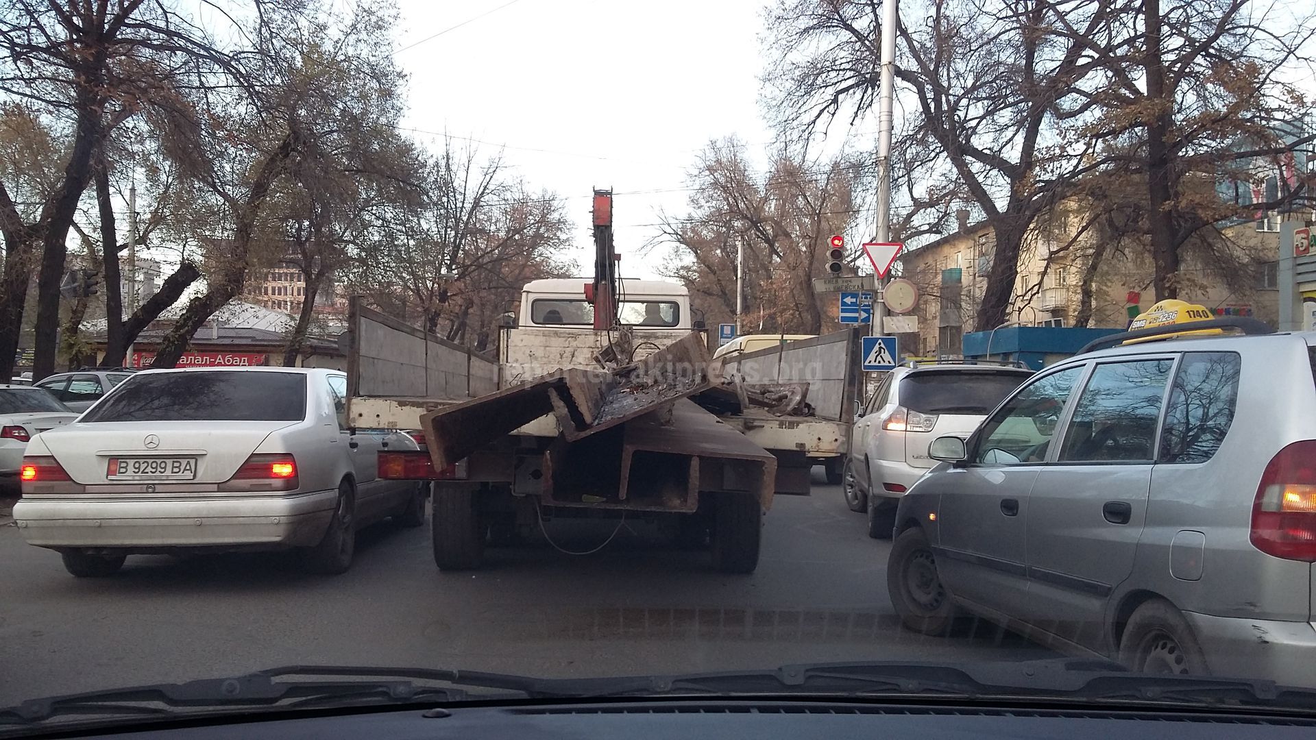 Машина без госномеров везет опасный груз в центре города, - читатель (фото)