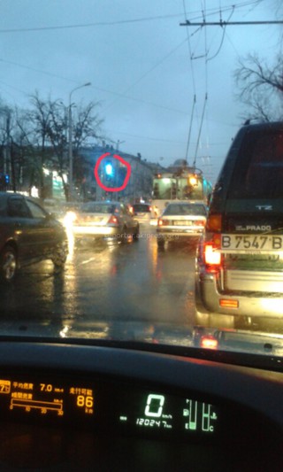 Рекламный щит, установленный на пересечении улиц Ахунбаева-Мира, отображается как зеленый сигнал светофора, - автолюбитель (фото)