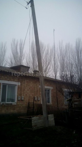 Электрический столб в селе имени С.Чокморова накренился и возможно упадет, - житель <b><i>(фото)</i></b>