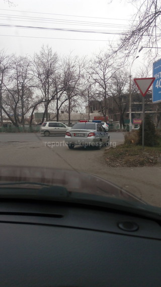 Авто ДПС, нарушая правила ПДД, создала неудобства при выезде с улицы Новая на проспект Ч.Айтматова (фото)