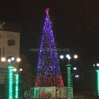 Новогодняя елка на пересечении улиц Курманжан датка-Чуй оформлена красиво, - читатель <b><i>(фото)</i></b>