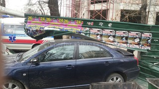 В центре Бишкека произошло ДТП, от столкновения автомашина залетела на стройплощадку, есть пострадавшие, - читатель <b><i>(фото)</i></b>