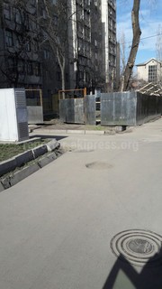 Горожанин просит органы прокуратуры прокомментировать законность строительства объекта к дому №42 по ул.Ибраимова (фото)