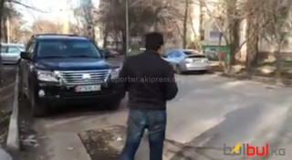 В Бишкеке мужчины на просьбу убрать за собой шелуху от семечек, проигнорировав, уехали <i>(видео)</i>