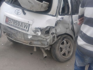 В жилмассиве Ала-Тоо поезд сбил машину Toyota, водитель получил легкую травму <i>(фото)</i>