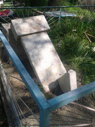 Вандалы в очередной раз совершили нашествия на кладбище близ Бишкека, - читатель <i>(фото)</i>