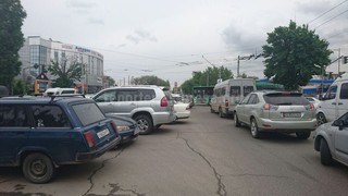 Во время пятничного намаза на Жибек Жолу-Усенбаева владельцы авто беспорядочно парковались, в результате образовался затор (фото)