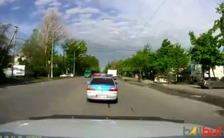 Сотрудник патрульной милиции не пропустил пешехода и проехал на запрещающий сигнал светофора <i>(видео)</i>