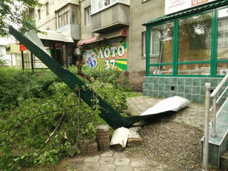 Ветер сорвал навес магазина на Турусбекова-Токтогула <i>(фото)</i>