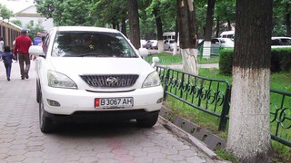 УПМ ГУВД Бишкека оштрафовало владельцев 2 авто, припарковавшихся на тротуаре у здания ГНС