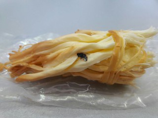 Читательница нашла муху в сыре «чечил» <i>(фото)</i>