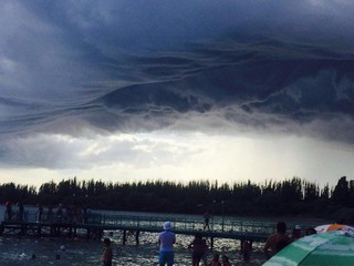 Фото — Необычные облака обратили на себя внимание тысячи отдыхающих на Иссык-Куле