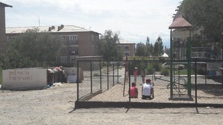 В Балыкчы детскую площадку построили возле мусорных контейнеров <i>(фото)</i>