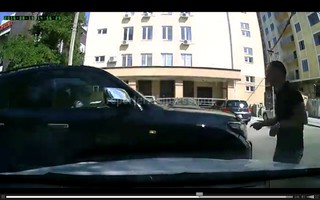 В Бишкеке мужчина остановил автомашину, которая чуть не наехала на него <i>(видео) </i>