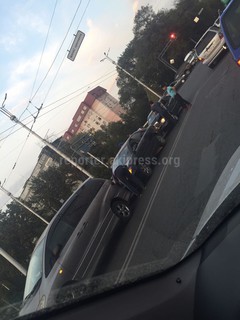 На перекрестке Чуй-Манаса произошло ДТП с участием 3 легковых авто, - очевидец <i>(фото)</i>
