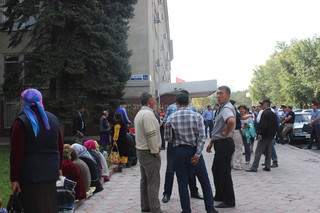 Возле здания правительства собралась группа людей, - читатель (фото)