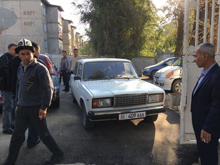 Автомашина ВАЗ-2107 перегородила въезд в Ошскую детскую областную больницу (фото)
