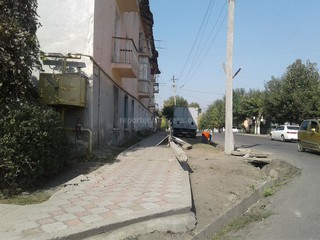 На ул.Шакирова в Оше четвертый день с тротуара не убирают демонтированный столб, - читатель (фото)