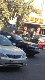 Законно ли организована платная парковка на ул.Гоголя в Бишкеке? - читатель <i>(фото)</i>