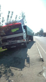На ул.Ауэзова в Бишкеке строительная компания на тротуаре припарковала грузовую машину, - читатель (фото)