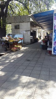 На ул.Юнусалиева в 7 мкр идет стихийная торговля, - читатель (фото)