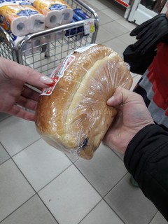 Читатель обнаружил в упакованном хлебе насекомое (фото)