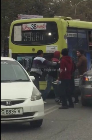 На перекрестке Чуй-Суюмбаева столкнулись автобус и легковое авто, участники ДТП подрались <i>(видео)</i>