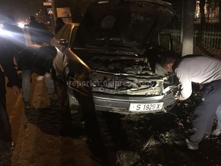 На проспекте Дэн Сяопина легковое авто врезалось в бордюр, - очевидец <i>(фото, видео)</i>