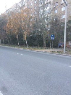Читатель просит нанести «зебру» возле знака пешеходного перехода на улице Каралаева в 6 мкр (фото)