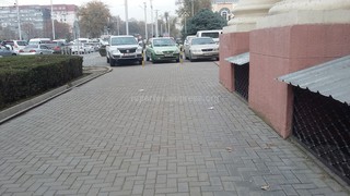 Автомашины, припаркованные возле мэрии Бишкека, полностью заблокировали тротуар, - читатель (фото)