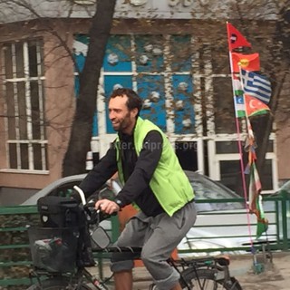 Велосипедист-путешественник с флагами стран Центральной Азии и Европы посетил Бишкек <i>(фото)</i>