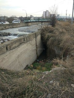 Река Ала-Арча размывает берега вдоль улицы Малдыбаева, не опасно ли это? - читатель (фото)